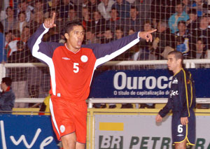 Indio celebrating the Ulbra comeback in Seara while Xande (Malwee)  is disappointed ...(Photo courtesy: Jo�o Pires )