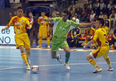 Andreu between Kita and Yoshinari (Photo courtesy: Enrique Serrano - LNFS)