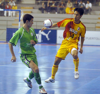 Neto vs Suzuki (Photo courtesy: Enrique Serrano - LNFS)