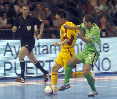 Marquinho trying to stop the Japanese star Kenichiro Kogure (Photo courtesy: Enrique Serrano - LNFS)