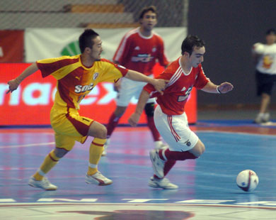 Kogure trying to stop the great Portuguese talent Ricardinho (Photo courtesy: Enrique Serrano - LNFS)