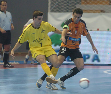 The current Zaragoza's Eka against Fininho, during the last Intercontinentalc cup in Puertollano (Photo Enrique Serrano - LNFS Archive)<br><br>