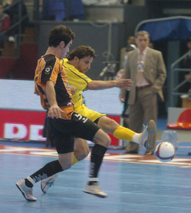 James vs Carlinhos (Photo courtesy: Enrique Serrano - LNFS)