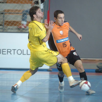 Again James vs De Bail (Photo courtesy: Enrique Serrano - LNFS)