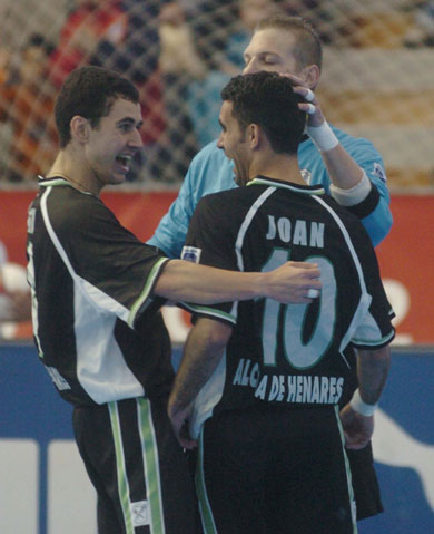 Joan, Neto and Luis Amado celebrating the great victory for Boomerang (Photo courtesy: Enrique Serrano - LNFS)