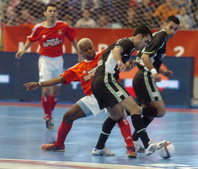 Andreu vs Micky, observed by Joan and Rogerio Vilela (Photo courtesy: Enrique Serrano - LNFS)