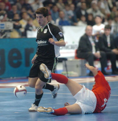 Luis escapes to Costinha*s control (Photo courtesy: Enrique Serrano - LNFS)