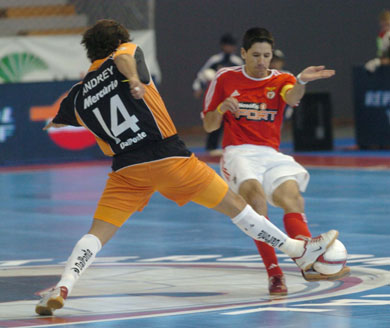 Andrč Lima in action, controlled by the former Macač pivot Andrey (Photo courtesy: Enrique Serrano - LNFS)