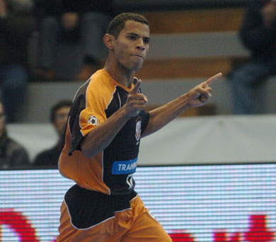 Dionizio celebrating a goal (Photo courtesy: Enrique Serrano - LNFS)