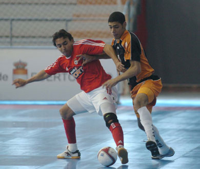 Brazilian pivot duel: Pica Pau vs Elisandro (Photo courtesy: Enrique Serrano - LNFS)