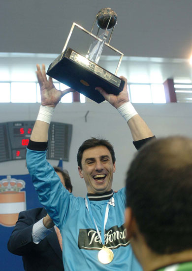 Jesus, another title for a legendary goalkeeper. Enhorabuena! (Photo courtesy: Enrique Serrano - LNFS)