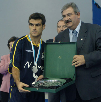 Chico, Malwee's captain, receiving the prize as tournament runner up (Photo courtesy: Enrique Serrano - LNFS)