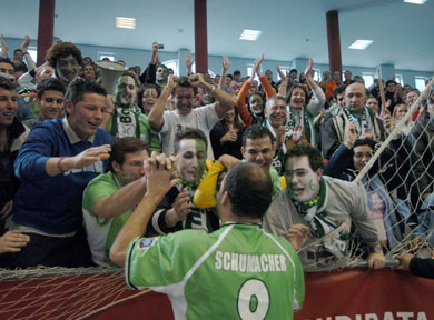 Schumacher can celebrate the title with the maquina verde's fans (Photo courtesy: Enrique Serrano - LNFS)