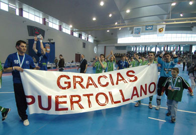 Gracias Puertollano! Boomerang players pay tribute to the tournament hosting city (Photo courtesy: Enrique Serrano - LNFS)