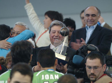 The Intercontinental Cup went to Boomerang: Saorin receiving the prize (Photo courtesy: Enrique Serrano - LNFS)