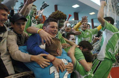 Luis Amado, Gabriel and their team mates celebrating the title with the Boomerang supporters in Puertollano (Photo courtesy: Enrique Serrano - LNFS)