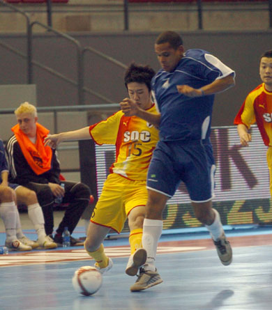 Vitinho vs Sato (Photo courtesy: Enrique Serrano - LNFS)