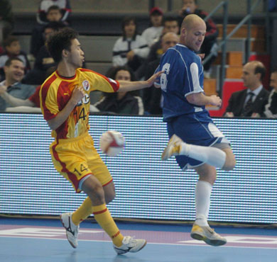 The Brazilian Danilao showing his talent vs Suzuki (Photo courtesy: Enrique Serrano - LNFS)