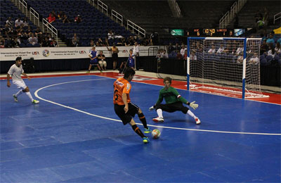 Carlos Barbosa*s Daniel Goes One On One Against World United Goalkeeper Daniel Waltman(Photo courtesy: Kathleen George)