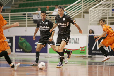 Joan and Julio trying to avoid a good chance for ACBF with Maninho (Photo courtesy: LNFS)