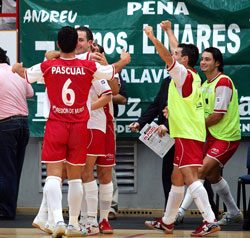 El Pozo players (Pascual, Alvaro, Cobeta and Balo) celebrating the great result in Madrid (Photo courtesy: Enrique Serrano - LNFS)