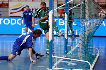 Schumacher scoring a goal (Photo courtesy: E. Serrano - LNFS)