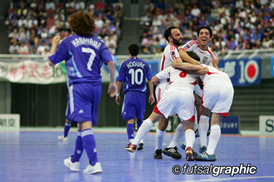 Iranian party, Japanese disappointment (Photo courtesy: Hiroaki Katsumata - Futsal Graphic)