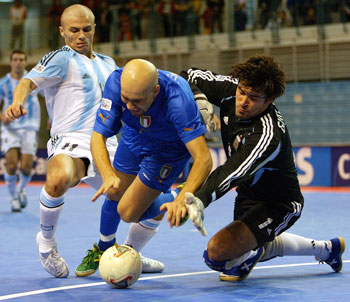 Gonzalez and Guisande trying to stop Seco (Photo courtesy: Leadtek Sports)