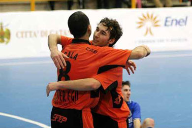 Scala and Ercolessi celebrating the Luparense's victory. On the pitch Salomao is quite disappointed... (Photo courtesy: Carlo Giuliani)