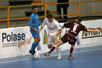 Erick escaping to Patrick*s control (Photo courtesy: Carlo Giuliani)