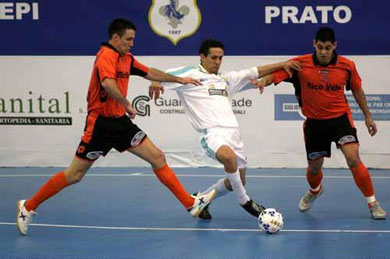 Marcelinho between Jair and Deco (Photo courtesy: Carlo Giuliani)