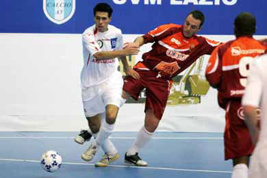 100% Futsal talent: Pinilla vs Sandrinho! (Photo courtesy: Carlo Giuliani)