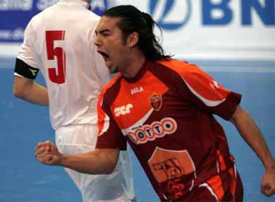 Vinicius can celebrate in the legendary Marcio's shadow... (Photo courtesy: Carlo Giuliani)