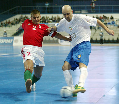 Seco (Italy) vs Toth (Hungary) (Photo courtesy: Joe Pepler - UEFA.com)