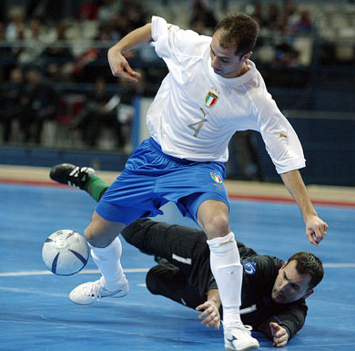 Will Carlinhos beat Balazs? (Photo courtesy: Joe Pepler - UEFA.com)