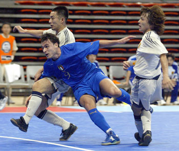 Fabiano in the Japanese defence (Photo courtesy: Leadtek Sports)