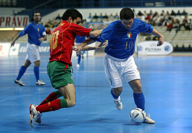 Numbers 10 duel: Adriano Foglia (Italy) vs Z� Maria (Portugal) (Photo courtesy: Joe Pepler - UEFA.com)