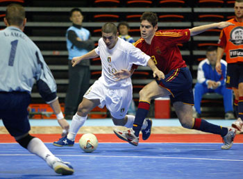 Nobody can stop the best player of the World 2003 (Futsalplanet Awards)! Foglia escapes to Kike*s control... (Photo courtesy: Leadtek Sports)