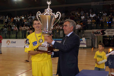 The legendary Marcio awarded by the Italian Futsal Committee President Fabrizio Tonelli (Photo courtesy: Carlo Giuliani)