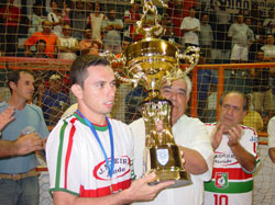 Jander (Bebedouro) receives the Cup Nelson Faria