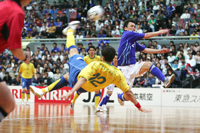 Falcao entertaining futsal fans... (Photo courtesy: Hiroaki Katsumata)