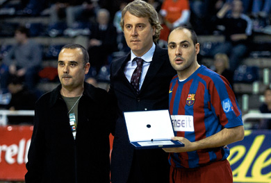 Javi Rodriguez, Best Player of the world 2005, awarded by the spanish journalist of *Sport* Jordi Gasto (on the left) and the Barcelona futsal department manager Josep Cubells (Photo courtesy: David Gispert)