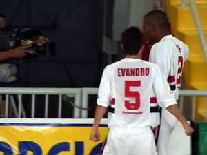 Jè and Evandro celebrating a goal for São Paulo FC/A.D.C. Alcan (Photo courtesy: FPFS)