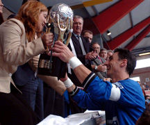 Jesus receiving the new LNFS trophy (Photo courtesy Enrique Serrano - LNFS)