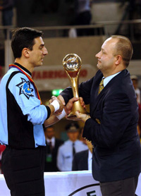Jesus receiving the UEFA Futsal Cup from Petr Fousek (Photo courtesy: Enrique Serrano - LNFS)