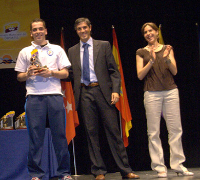 Jes�s, here with Javi Limones, awarded by the Torrejon De Ardoz administration (Photo courtesy: Ayuntamiento de Torrejon de Ardoz - Concejalia de Deportes Web Site)