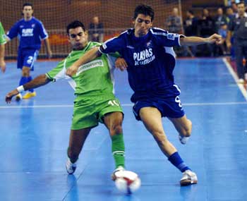 Joan trying to stop the man of the match, Fali (Photo courtesy: Enrique Serrano - LNFS)