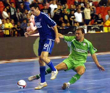 Schumacher, what a foul on Josema. An azul card is arriving for the Brazilian Kaiser... (Photo courtesy: Enrique Serrano - LNFS)