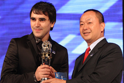 Iranian Mohammad Keshavarz receiving the Futsal Player of the Year award from AFC Futsal Committee chairman, Richard Lai on Wednesday (Photo courtesy: AFC.com)
