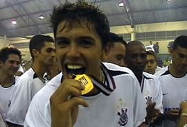 Leandrinho is eating the gold medal! (Photo www.futsal.com.br)